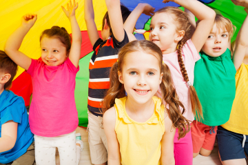 eine Gruppe spielender Kinder 